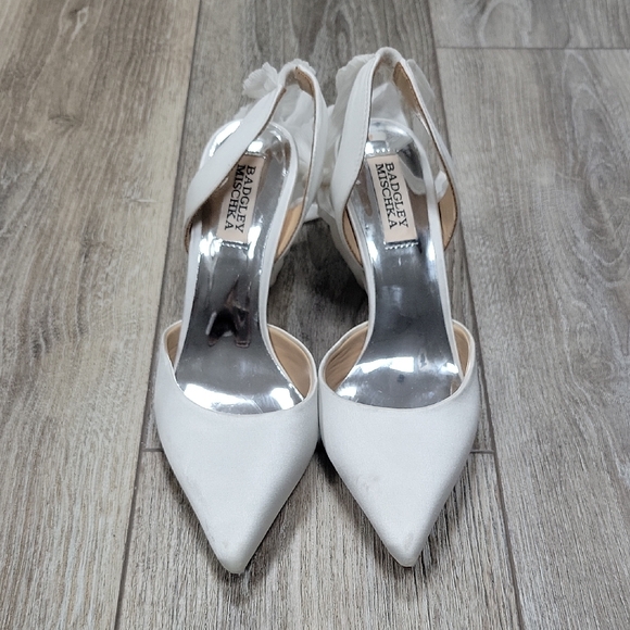 Badgley Mischka Size 6 Blaze White Satin Bow Stilettos - Picture 7 of 10